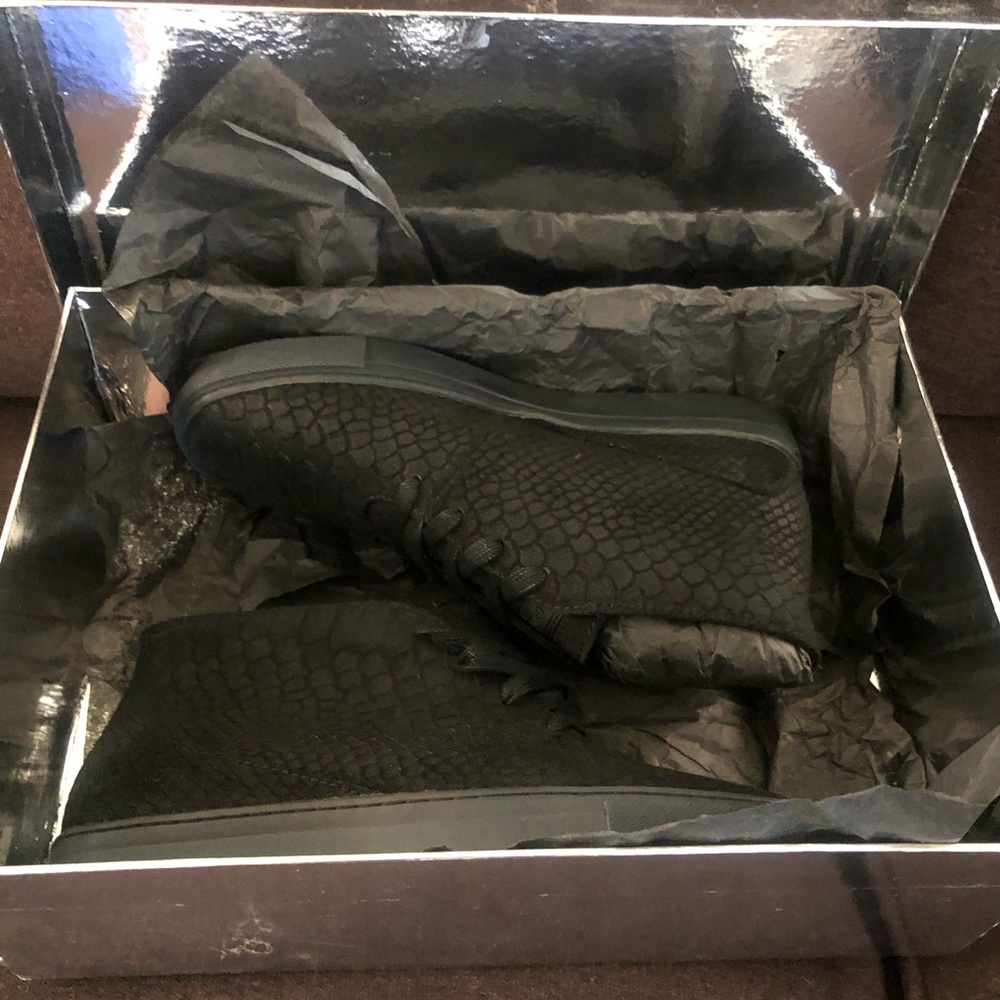 Shoes - Picture 3 of 4